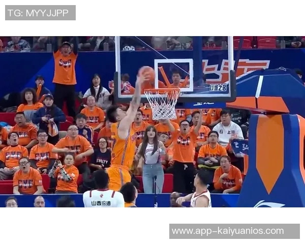 文班在挡拆后华丽转身空接背扣展现惊人弹跳与技巧